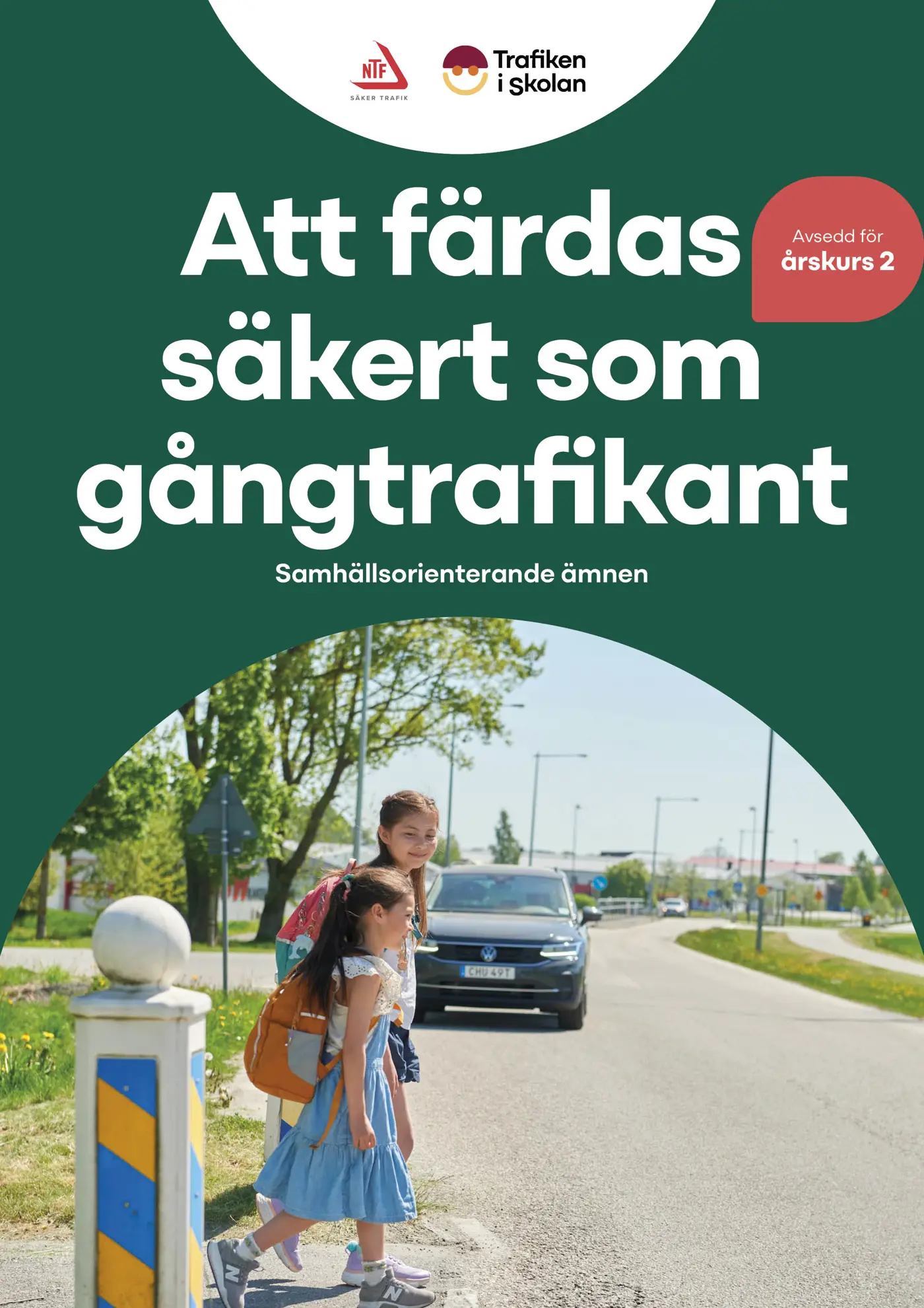 Två barn går över ett övergångsställe där bilar väntar.