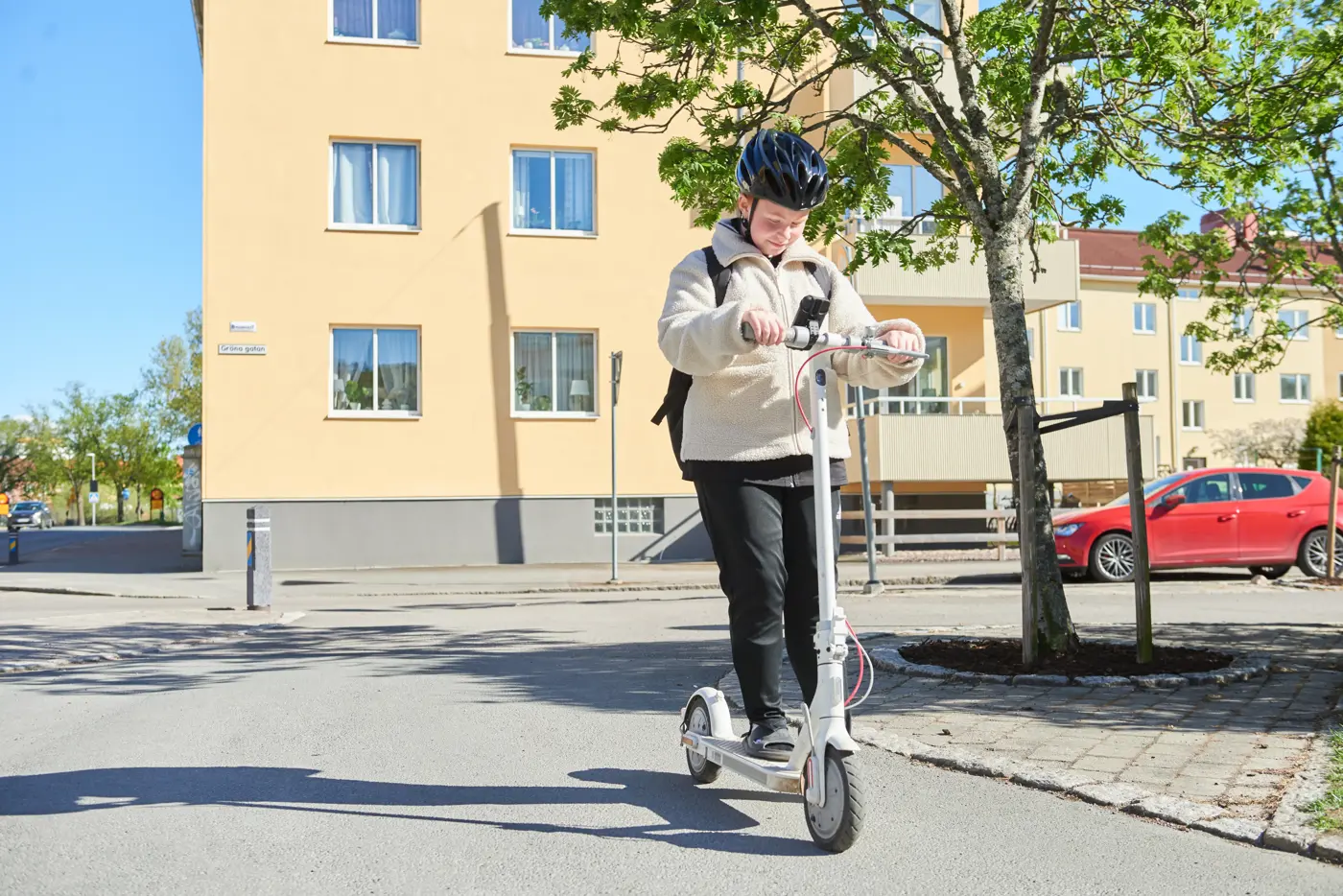 Ett barn kör elsparkcykel.