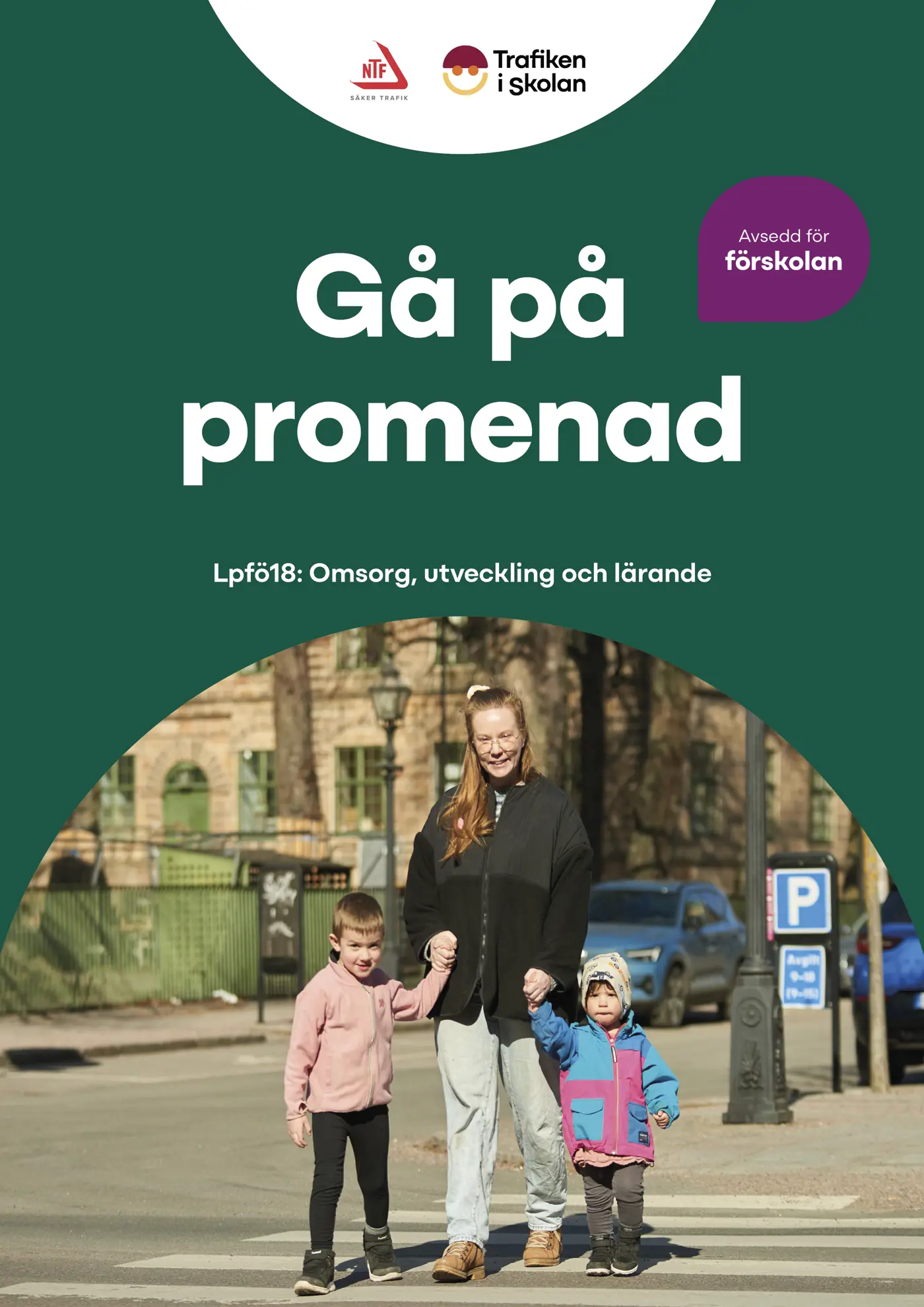 Mamma med två barn går över ett övergångsställe.
