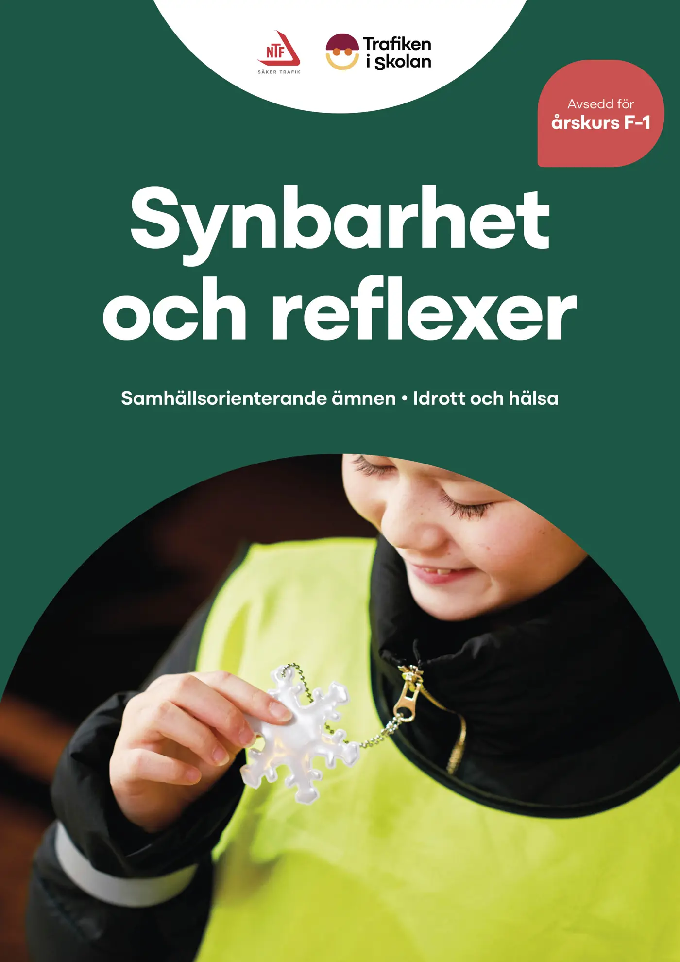 Skolbarn som håller i reflex.