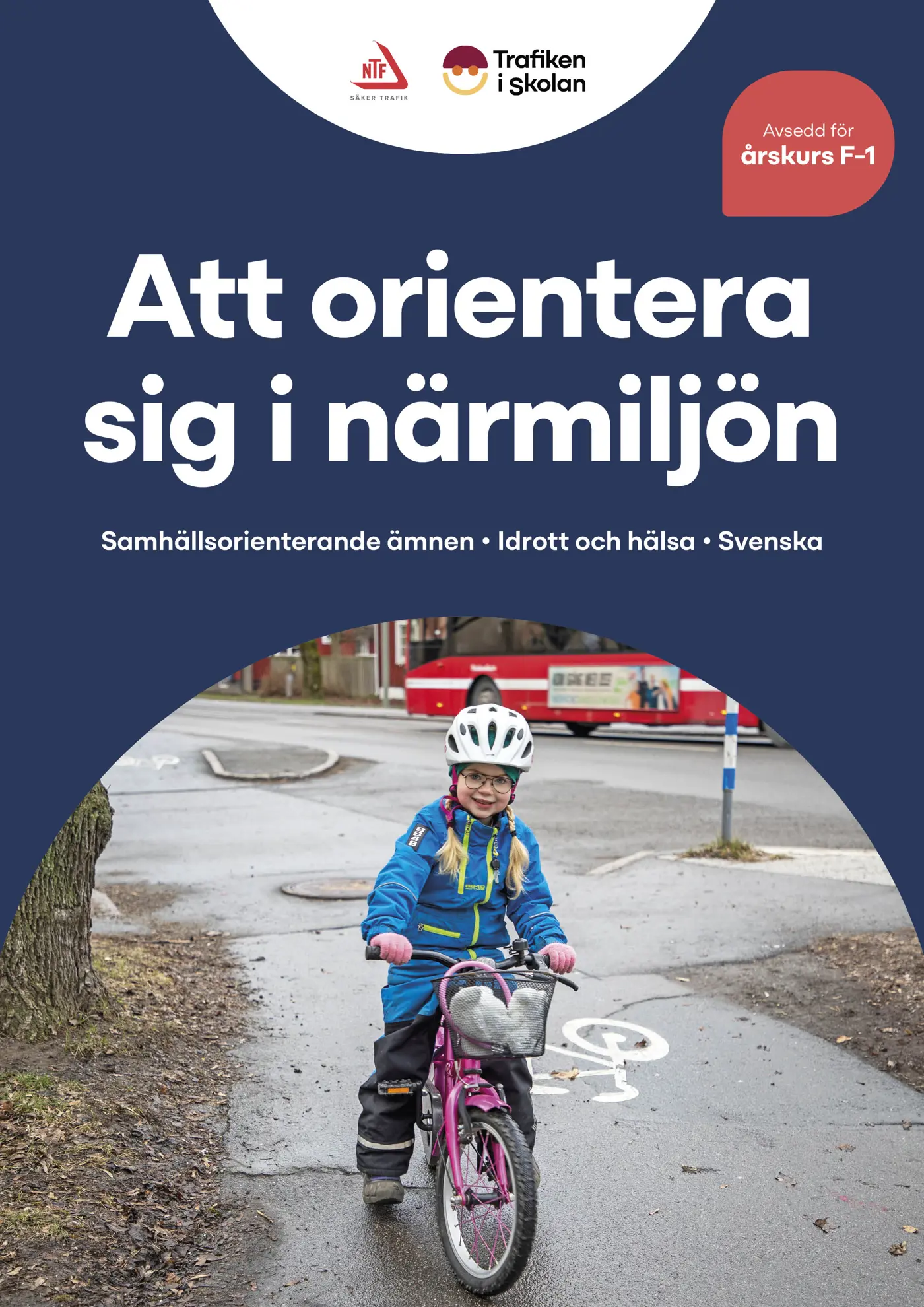 Barn cyklar på cykelbana.