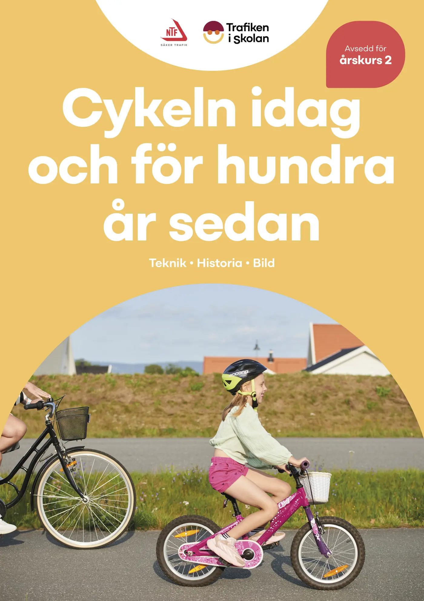 Förälder och barn cyklar på cykelbana.