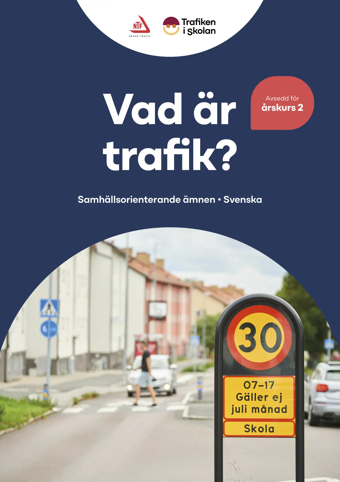 Ett vägmärke med hastighetsgränsen 30 kilometer i timmen och en tilläggsskylt med texten "07 till 17. Gäller ej juli månad. Skola".