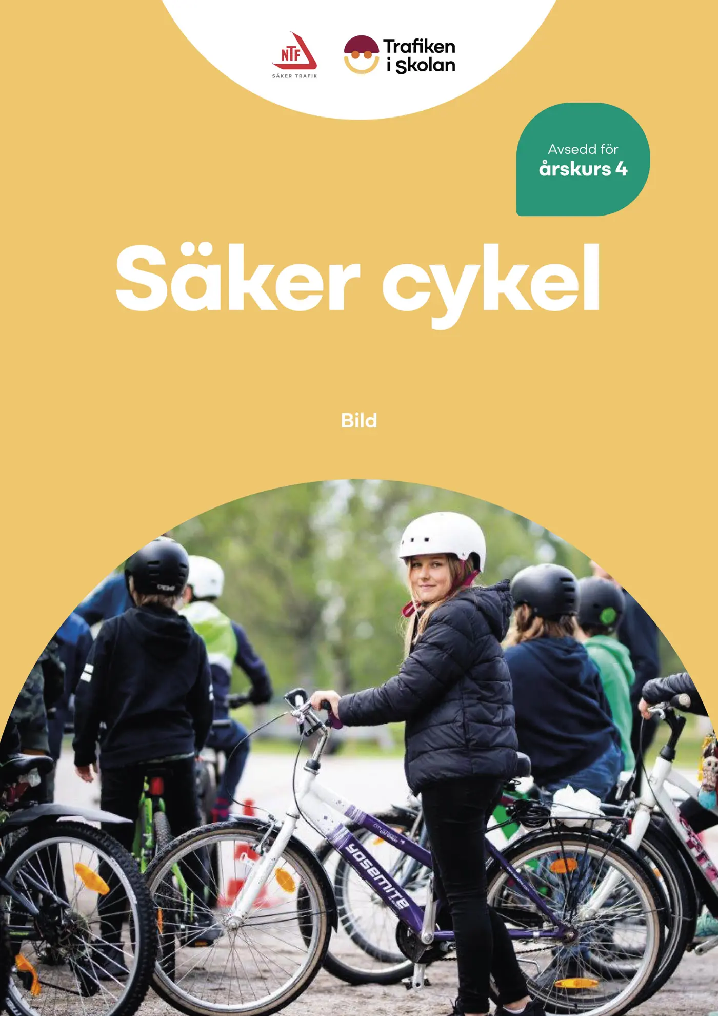 Skolbarn med cyklar på skolgård.